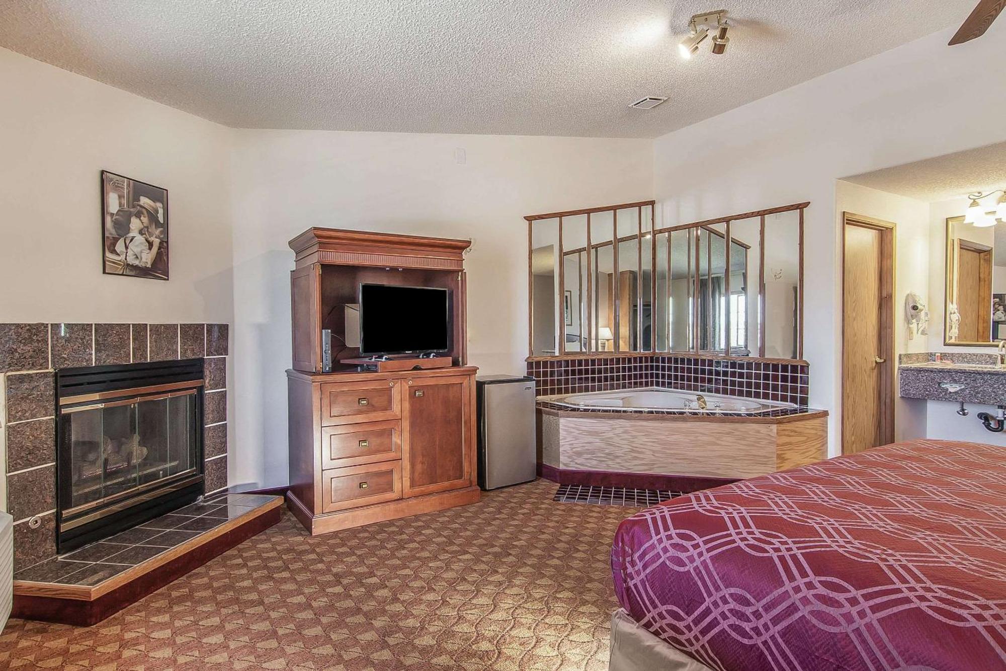 Econo Lodge Inn & Suites Madras Eksteriør billede