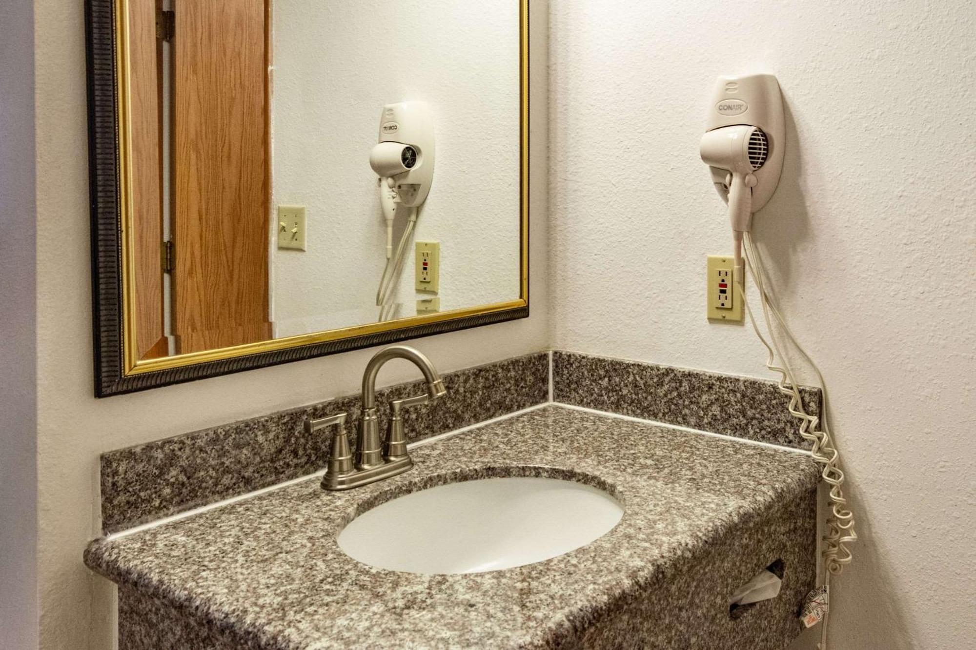 Econo Lodge Inn & Suites Madras Eksteriør billede