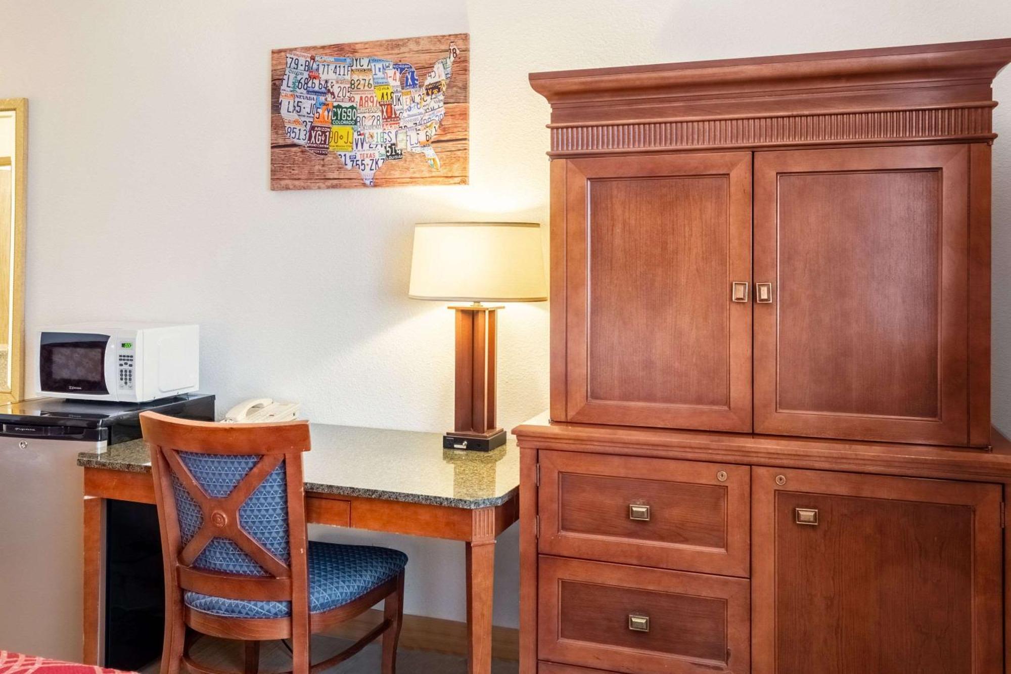 Econo Lodge Inn & Suites Madras Eksteriør billede