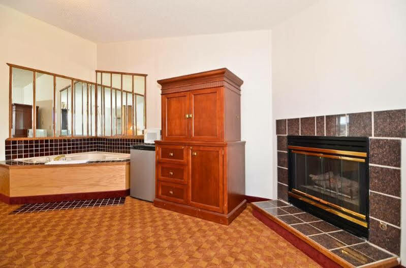 Econo Lodge Inn & Suites Madras Eksteriør billede
